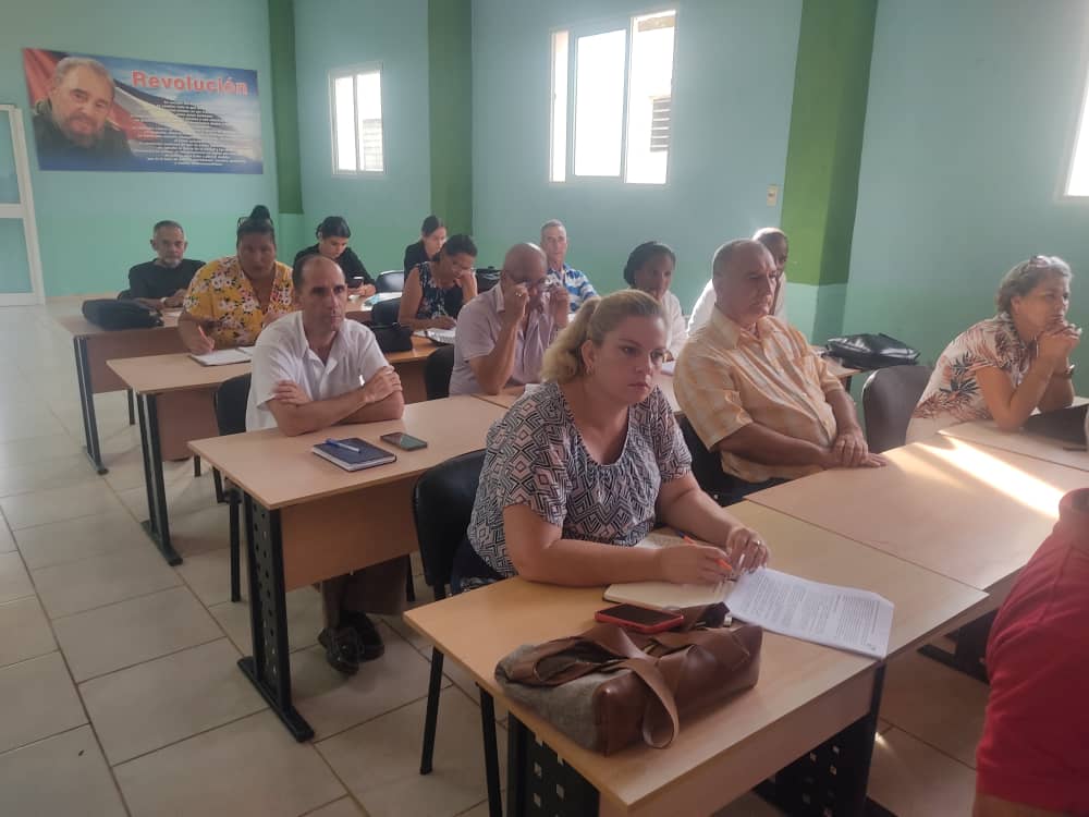 Aguada de Pasajeros es un municipio con condiciones para alcanzar superávit, explicó <a href="/JorgeLuisTapiaF/">Jorge Luis Tapia Fonseca</a> durante la visita gubernamental a esta localidad de la provincia de #Cienfuegos. Tapia convocó a reforzar el programa cañero y arrocero <a href="/radiocienfuegos/">Radio Ciudad del Mar</a> <a href="/luzdeibys/">Luzdeibys</a> <a href="/yulls_yusimi/">Yusimi Yulls Quintana</a>