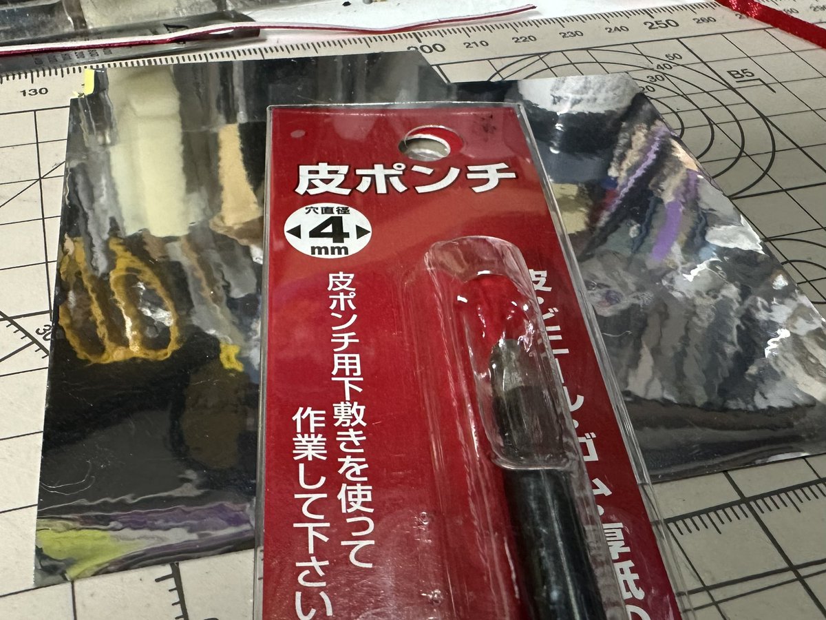 otonananoni's tweet image. 100均の3mm幅サテンリボンの裏に両面テープを貼ってシートに貼り付けシートベルトっぽく、ステッカー用の銀ネーマをポンチで抜いたり細切りしたりで金具っぽく
(｡╹ω╹｡)

窓越しにそれっぽく見えれば良いのです

#2mgandini
 #2mgandini延長戦