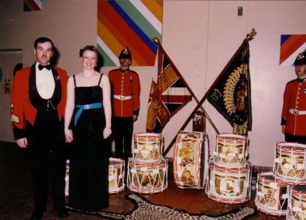 2nd Battalion, Royal Anglian Regiment Warrant Officers' and Sergeants' Mess Ladies Dinner Night in 1980. Does anyone recognise the couple or the two soldiers in the background?

#Soldiers #RoyalAnglian #MilitaryHistory #Army