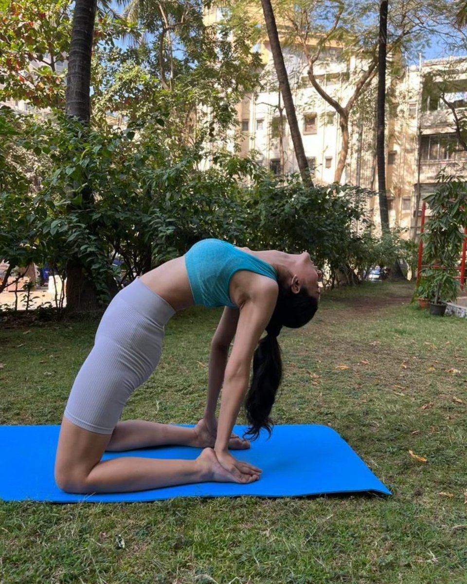talkingbling's tweet photo. Stretching into serenity. Happy International Yoga Day from Krishna Mohini actress Anoushka Chauhan 🧘♀️🌺
.
.
.
.
#anoushkachauhan #internationalyogaday2024
#krishnamohini #intagood #instagram #talkingbling https://t.co/gJF1F9aoNl