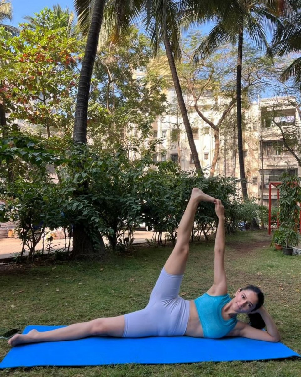 talkingbling's tweet photo. Stretching into serenity. Happy International Yoga Day from Krishna Mohini actress Anoushka Chauhan 🧘♀️🌺
.
.
.
.
#anoushkachauhan #internationalyogaday2024
#krishnamohini #intagood #instagram #talkingbling https://t.co/gJF1F9aoNl