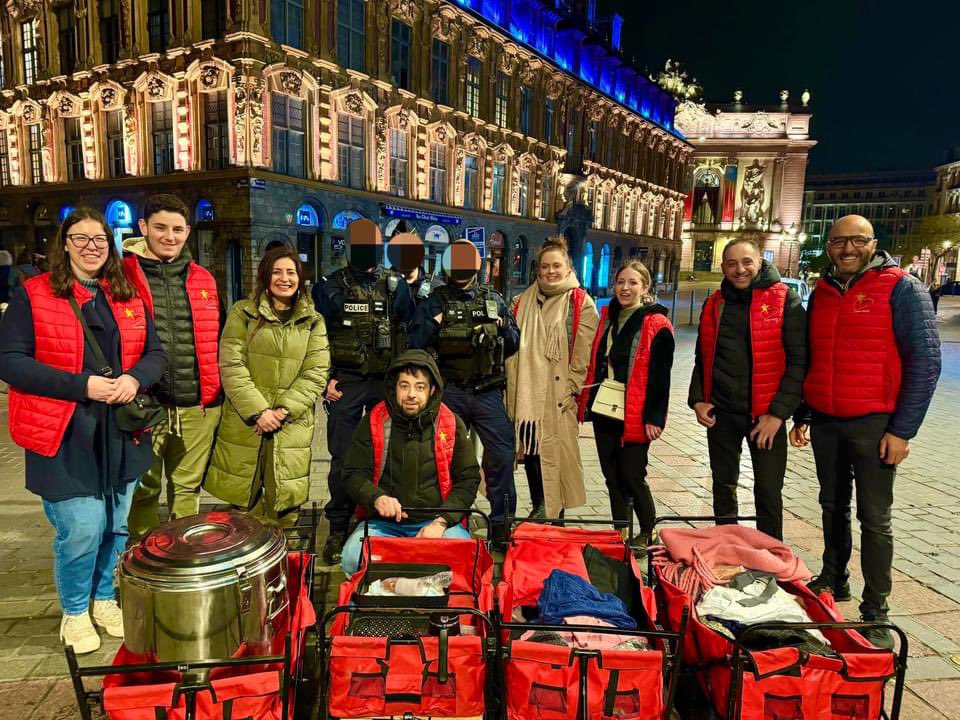 ElhossainAms's tweet photo. ❤️ Nous étions dans les rues de Lille pour notre rencontre hebdomadaire dédiée à la lutte contre la précarité et l'exclusion sociale. Ce fut un instant rempli de chaleur humaine et de partage avec nos amis des rues. https://t.co/kDYPuow8f7