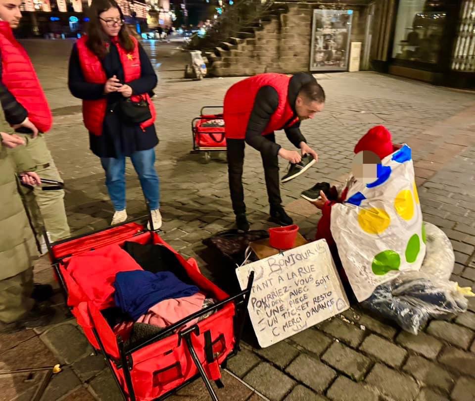 ElhossainAms's tweet photo. ❤️ Nous étions dans les rues de Lille pour notre rencontre hebdomadaire dédiée à la lutte contre la précarité et l'exclusion sociale. Ce fut un instant rempli de chaleur humaine et de partage avec nos amis des rues. https://t.co/kDYPuow8f7