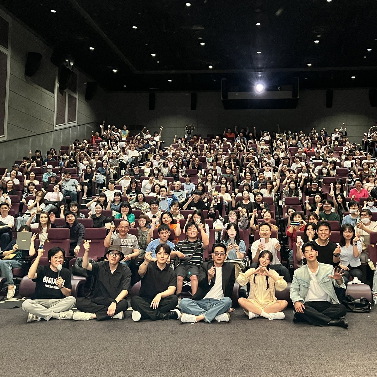 kidari_movie's tweet photo. <하이재킹>에 탑승해주신 관객분들과
개봉 첫 날 행복한 무대인사 완료💝

팬분들 센스까지 고공 상승✈️
우리 내일도 함께해요🙏🏻

<하이재킹> 지금 바로 극장에서 탑승하세요✈

#하이재킹 #절찬상영중
#하정우 #여진구 #성동일 #채수빈 https://t.co/RKq5w4A7a6