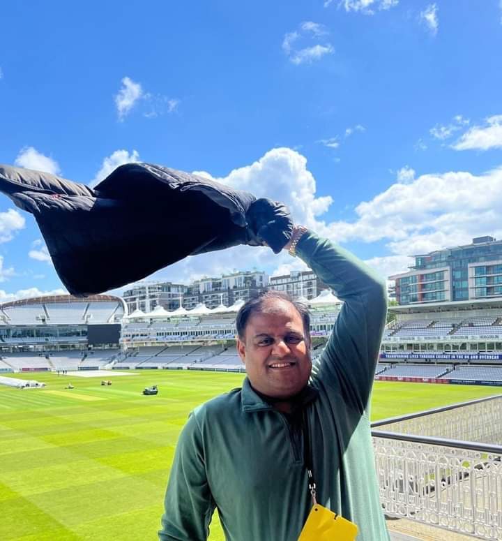 chandanjnu's tweet image. Same venue and place , but sorry Dada, I was not allowed to take off my shirt!
#Saurav Ganguly
#yuvrajsingh
#mdkaif