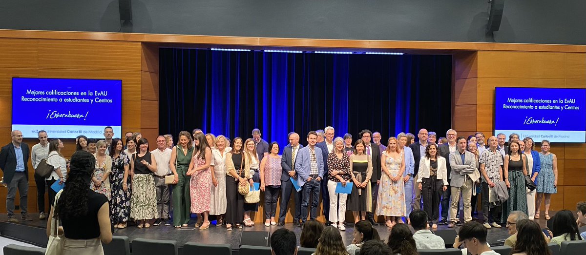 Hoy ha sido el acto de entrega de diplomas a los Centros cuya nota media de la Fase General de la EvAU se encuentra entre las 25 mejores de la Universidad Carlos III.
Para nosotros ha sido un orgullo poder recibir dicho diploma.
Este es el tercer año consecutivo que lo recibimos