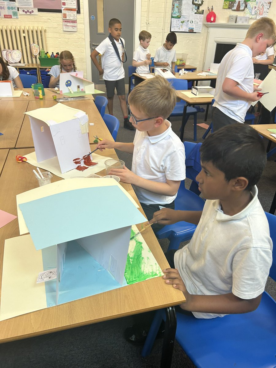 latimerprimary's tweet image. #ClassSM are continuing with their houses this afternoon - their designs are fantastic! #LatimerArt