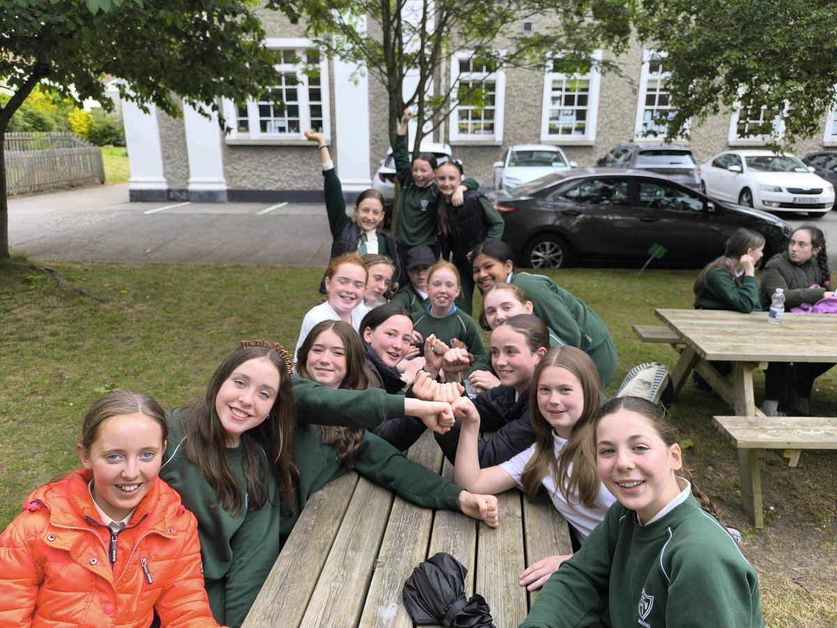 6th classes enjoying a picnic lunch today 😊💚