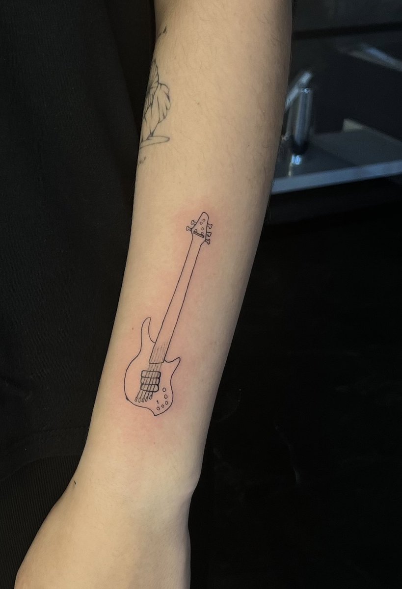 ax5glanzw's tweet photo. bass has always been my favorite instrument but when jooyeon appeared in my life it became even more special for me so here it is !!!

i love you, my favorite bassist lee jooyeon🖤 https://t.co/Ky1ySzFJtb