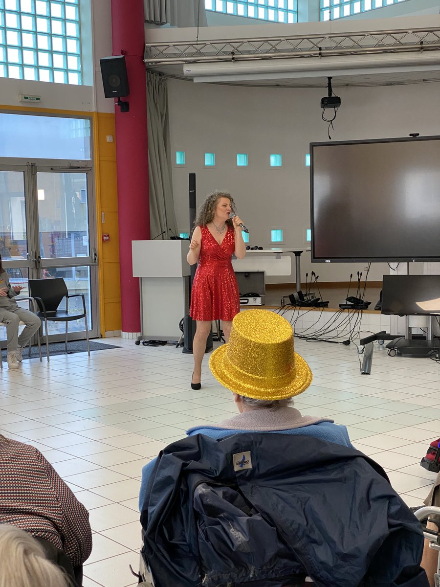 [Fête de la musique]

Pour célébrer la Fête de la Musique, les habitants des EHPADs Barbusse, Arc-en-Ciel et Court Séjour Gériatrique ont eu le bonheur d'accueillir la chanteuse Sandy, invitée par le CHD. 🎼
Une après-midi d'animation et de joyeux moments partagés ensemble ! 🎤
