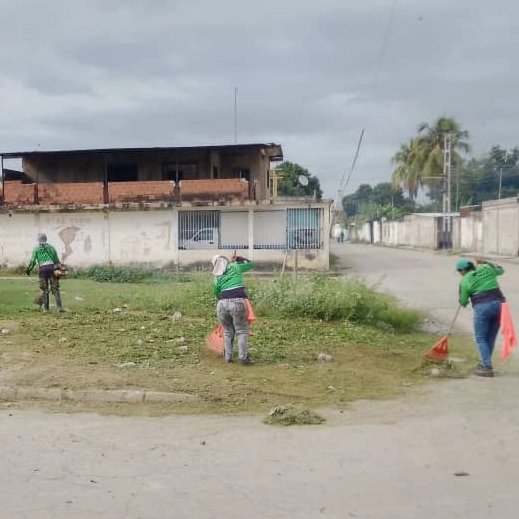 Serpumar_APM's tweet photo. #21JUN 
Cumpliendo con las orientaciones del presidente @nicolasmaduro y la alcaldesa @johanitakenpo 

El equipo de la jefatura de servicios públicos APM  realiza la limpieza y desmalezamiento en el puente de Samancito de la parroquia Saman de Güere 
#DeLaManoConMaduro https://t.co/gXt5qbnSer
