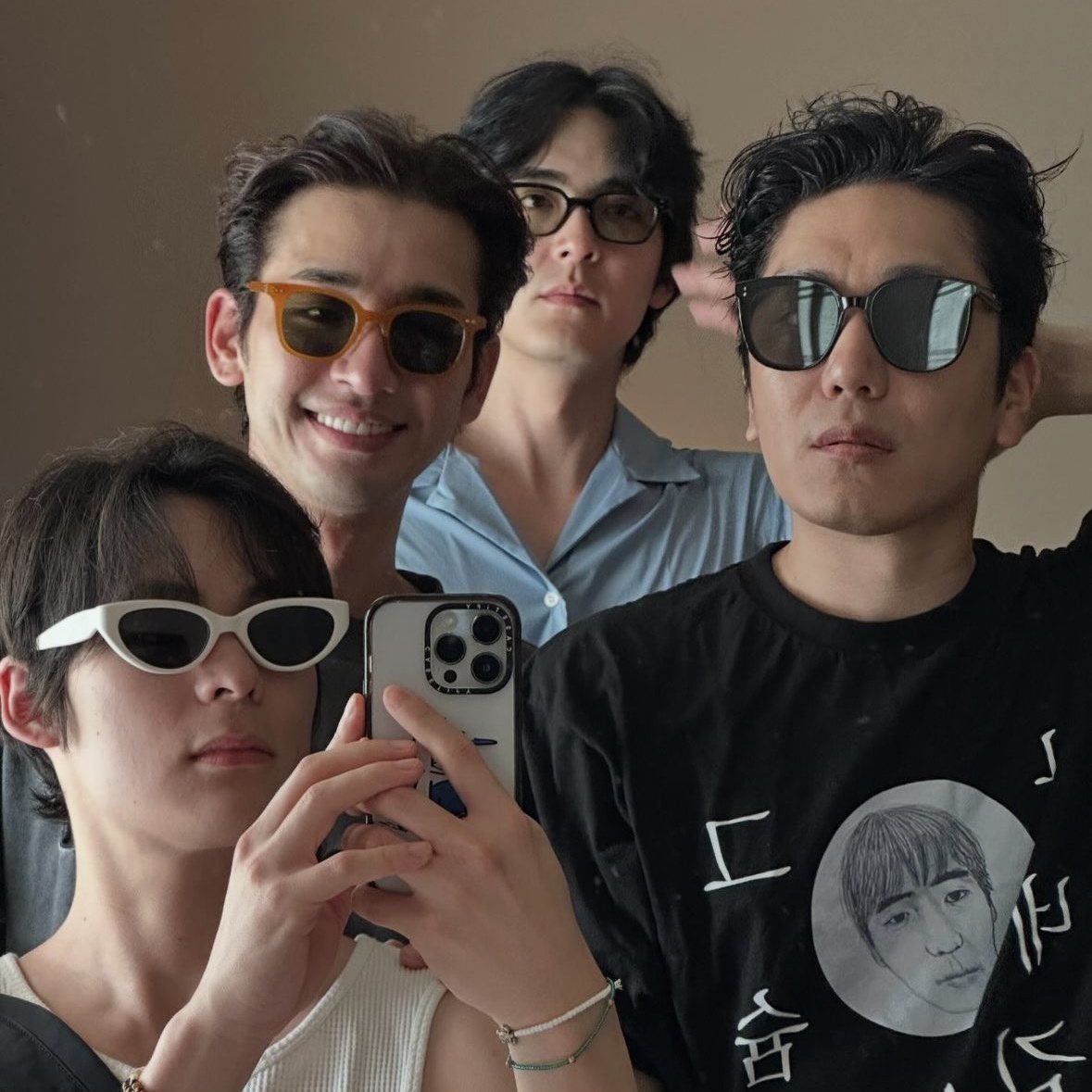 야야 와 봐
여친한테 사진 보내야 됨
                  어~형수씨~?
                                    빨리 찍어라
                                                        5분 전에도
                                                        찍었잖아 미친놈아