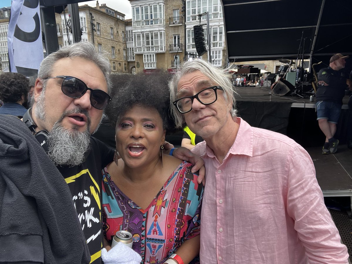 letsrock_radio's tweet photo. I like these guys a lot… But… I LOVE THIS WOMAN!!! 🤘🏼❤️😎

#LisaAndTheLips
#TheBellRays
#LisaKekaula
#azkenarockfestival2024 https://t.co/qLktQpvrBo