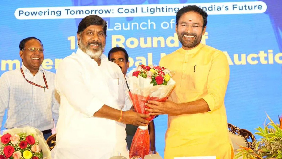 KTRBRS's tweet photo. తెలంగాణ నేలపై.. 
సింగరేణి గొంతు కోస్తున్న వేళ.. 
డిప్యూటీ సీఎం భట్టి గారికి బాధ లేదు..
కేంద్ర మంత్రి కిషన్ రెడ్డి గారికి రంది లేదు..

తెలంగాణ ప్రజలపై ప్రేమ లేదు..
సింగరేణి కార్మికులపై అభిమానం లేదు.. 

ఇద్దరికీ పట్టలేనంత సంతోషం..
మాటల్లో చెప్పలేనంత ఆనందం.. 
చిరునవ్వులు చిందిస్తున్న ఈ చిత్రమే.. 
వీరి కుమ్మక్కు కుట్రలకు నిలువెత్తు నిదర్శనం..

వేలాది మంది కార్మికుల పొట్టగొట్టి..
వందేళ్ల సంస్థ భవిష్యత్తును చీకట్లోకి నెట్టి..
పూలబొకేలతో  నిస్సిగ్గుగా ఫోటోలకు ఫోజులా..??

సిరుల గనికి మరణశాసనం రాస్తూ... చిద్విలాసమా ??
వేలాది మంది కార్మికుల జీవితాలతో చెలగాటమా ???

ఈ “వేలం” వెర్రి నిర్ణయాల నుంచి.. 
తెలంగాణ ప్రజల అటెన్షన్ డైవర్షన్ చేసేందుకేనా.. 
బీఆర్ఎస్ ఎమ్మెల్యేల ఇంటికెళ్లి ఈ ఫిరాయింపులు ??

ఆరునెలలైనా గ్యారెంటీలు అమలుచేయలేని.. 
అసమర్థత నుంచి తప్పించుకునేందుకేనా ఈ కుప్పిగంతులు ???

కాంగ్రెస్ అధికారంలోకి రాగానే తెలంగాణ ఆగమైంది
బీజేపీ నీతి లేని నిర్ణయాల్లో కాంగ్రెస్ కూడా భాగమైంది 

మీ రెండు జాతీయ పార్టీలకు వేసిన ఓటు..  
తెలంగాణ జాతి ప్రయోజనాలకే గొడ్డలి పెట్టు..

సంక్షేమానికి పాతరేసి.. 
అభివృద్ధిని పాతాళానికి తొక్కేసి..
ఇద్దరూ ఆడుతున్న వికృతక్రీడ ఇది

తొమ్మిదేళ్లు కంటికి రెప్పలా కాపాడిన..  
తెలంగాణ సహజ సంపదను చెరబట్టినందుకు..
కాంగ్రెస్, బీజేపీలను చరిత్ర ఎప్పటికీ క్షమించదు.. 

జై తెలంగాణ
జై సింగరేణి