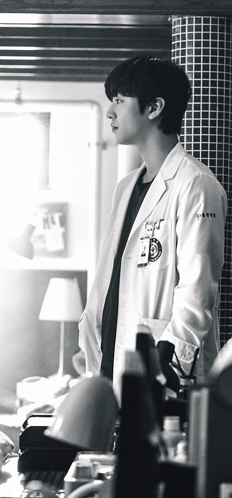 컬러로 보던 모습들이 유독 흑백으로 바뀌면 아련해지는 이유.... 가 뭘까?🤔
 보고싶다🥹😭