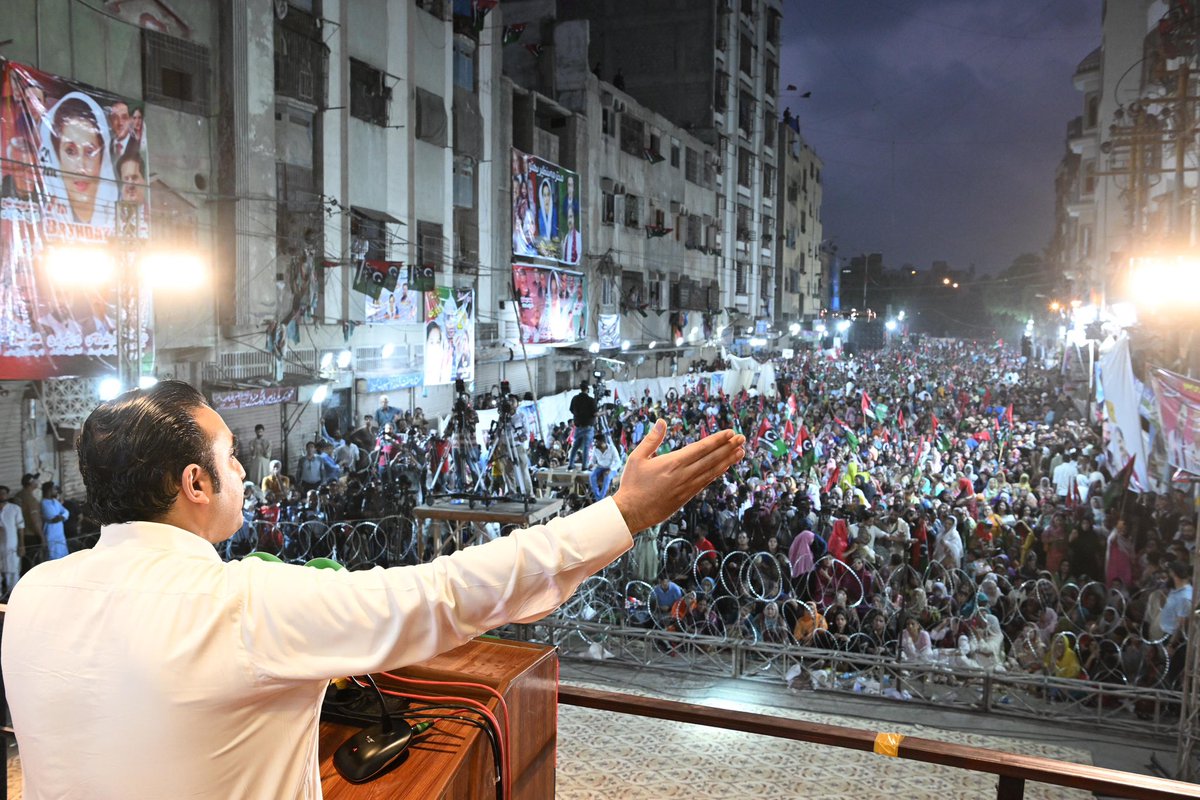 MediaCellPPP's tweet photo. شہید محترمہ بینظیر بھٹو کی 71 ویں سالگرہ کے موقع پر لیاری چاکیواڑہ میں ہونے والی تقریب میں عوام و کارکنان شریک ہیں۔
@BBhuttoZardari  
 #HBDShaheedBenazir https://t.co/E33lr459ud