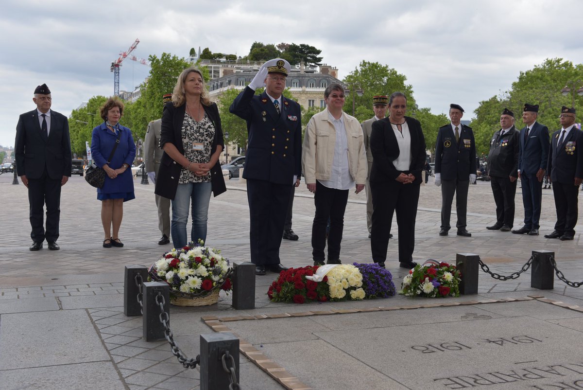 INI_Invalides's tweet image. Ce soir, les pensionnaires, le personnel soignant et administratif de l’Institution nationale des Invalides  étaient réunis sous l’@ArcDeTriomphe pour la cérémonie du Ravivage de la Flamme 🔥 
 Hommage à  nos pensionnaires #blessés au service de la France 🇫🇷