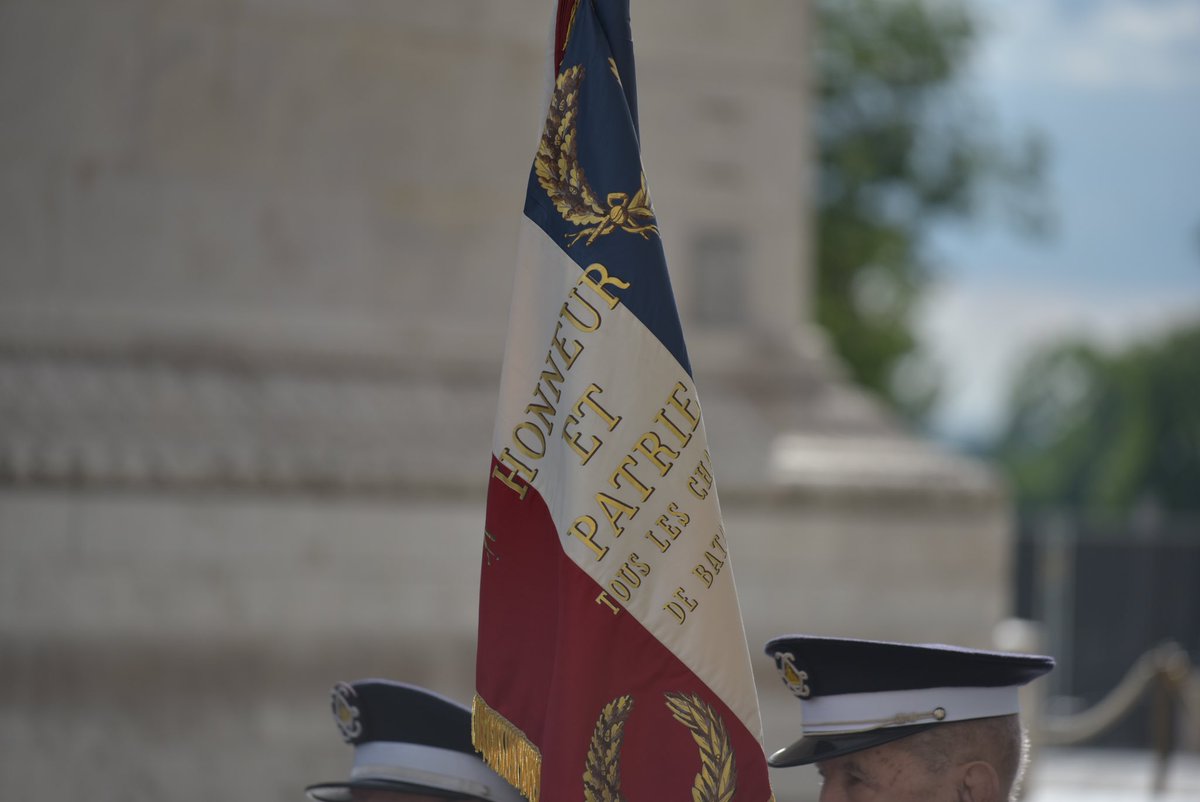 INI_Invalides's tweet image. Ce soir, les pensionnaires, le personnel soignant et administratif de l’Institution nationale des Invalides  étaient réunis sous l’@ArcDeTriomphe pour la cérémonie du Ravivage de la Flamme 🔥 
 Hommage à  nos pensionnaires #blessés au service de la France 🇫🇷