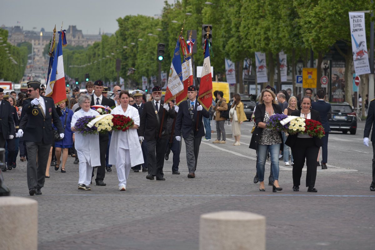 Ce soir, les pensionnaires, le personnel soignant et administratif de l’Institution nationale des Invalides  étaient réunis sous l’<a href="/ArcDeTriomphe/">Arc de triomphe</a> pour la cérémonie du Ravivage de la Flamme 🔥 
 Hommage à  nos pensionnaires #blessés au service de la France 🇫🇷