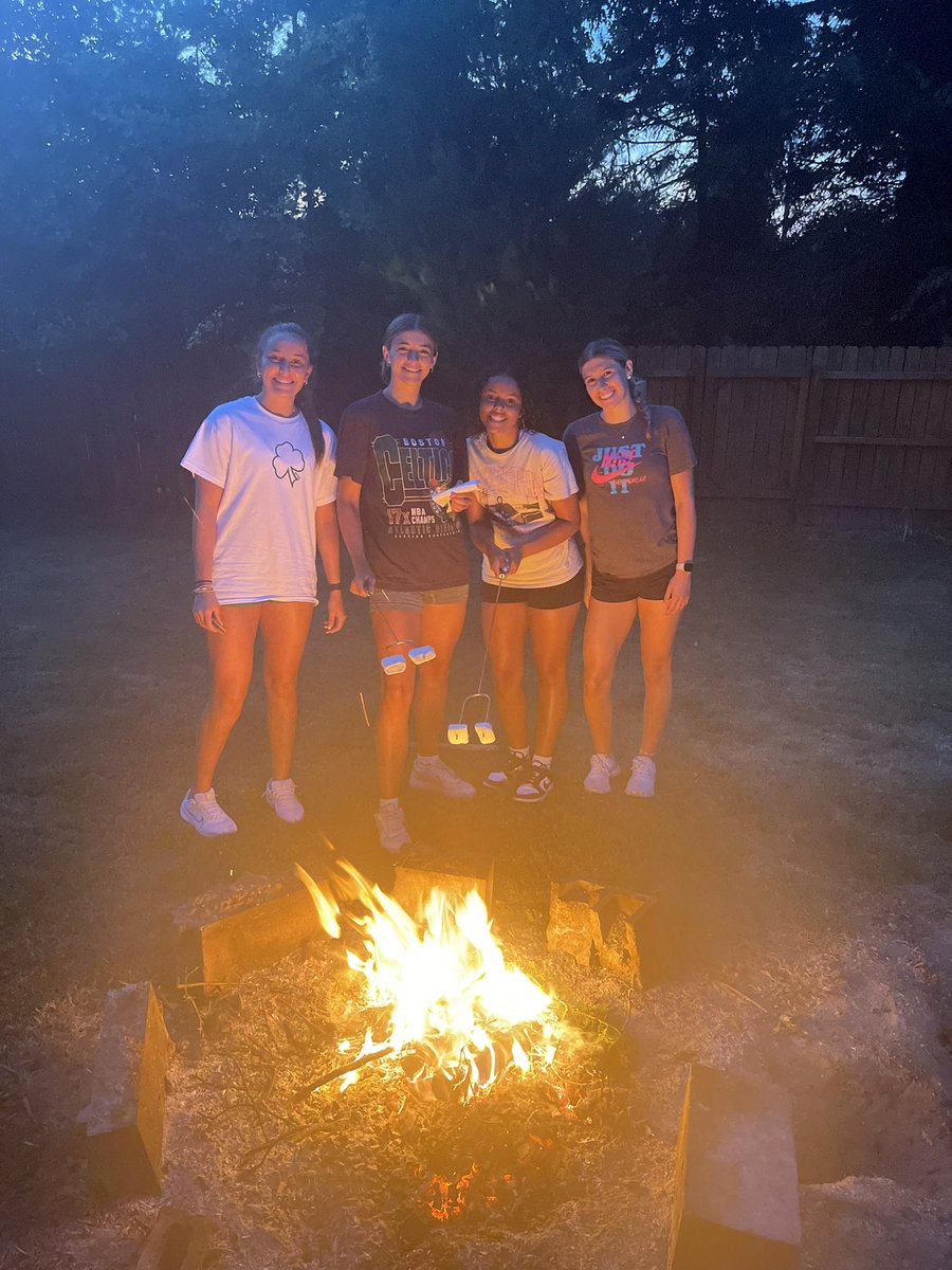 HurstWBB's tweet photo. SUMMERS HERE ☀️

Let the fun begin 💙🏀☘️ #MTXE https://t.co/Ruk6HOpmQ6