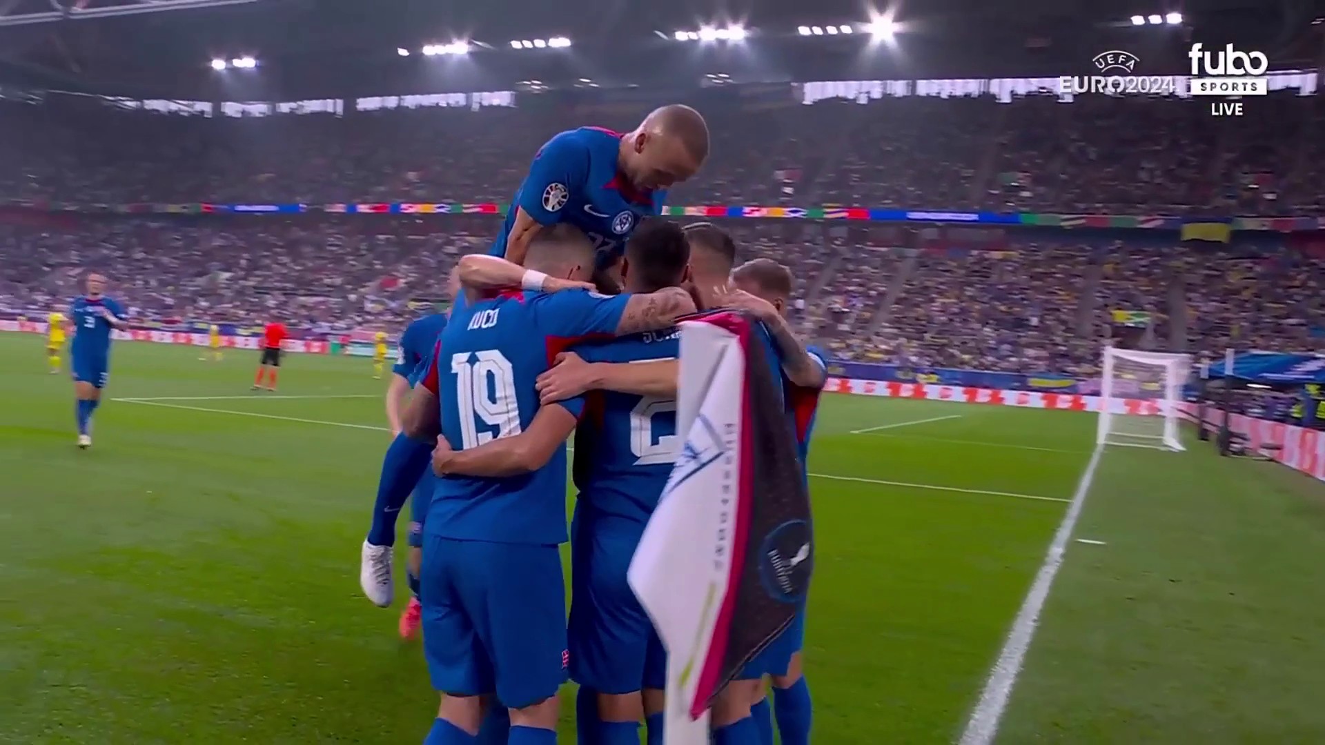 GOALLLLLL 🙌 Schranz with another early goal for Slovakia 🇸🇰