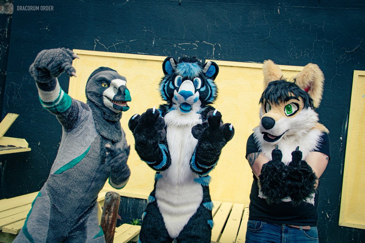 Last Saturday, I decided to change the tune with a return to <a href="/SotonFurMeets/">SotonFurs</a> 

And it turned out everyone else was dropping their tunes too!
 
t.me/Furrealism/170…

#FursuitFriday