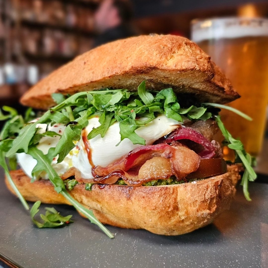 Handheld Highlights: 𝗦𝗖𝗥𝗔𝗣𝗣'𝗦 𝗔 𝗣𝗘𝗦𝗧-𝗧𝗢𝗛‼️ Sundried Tomato &amp; Rosemary Focaccia, Pesto, Bacon,
Burrata, Arugula, Balsamic Reduction, Heirloom Tomato.