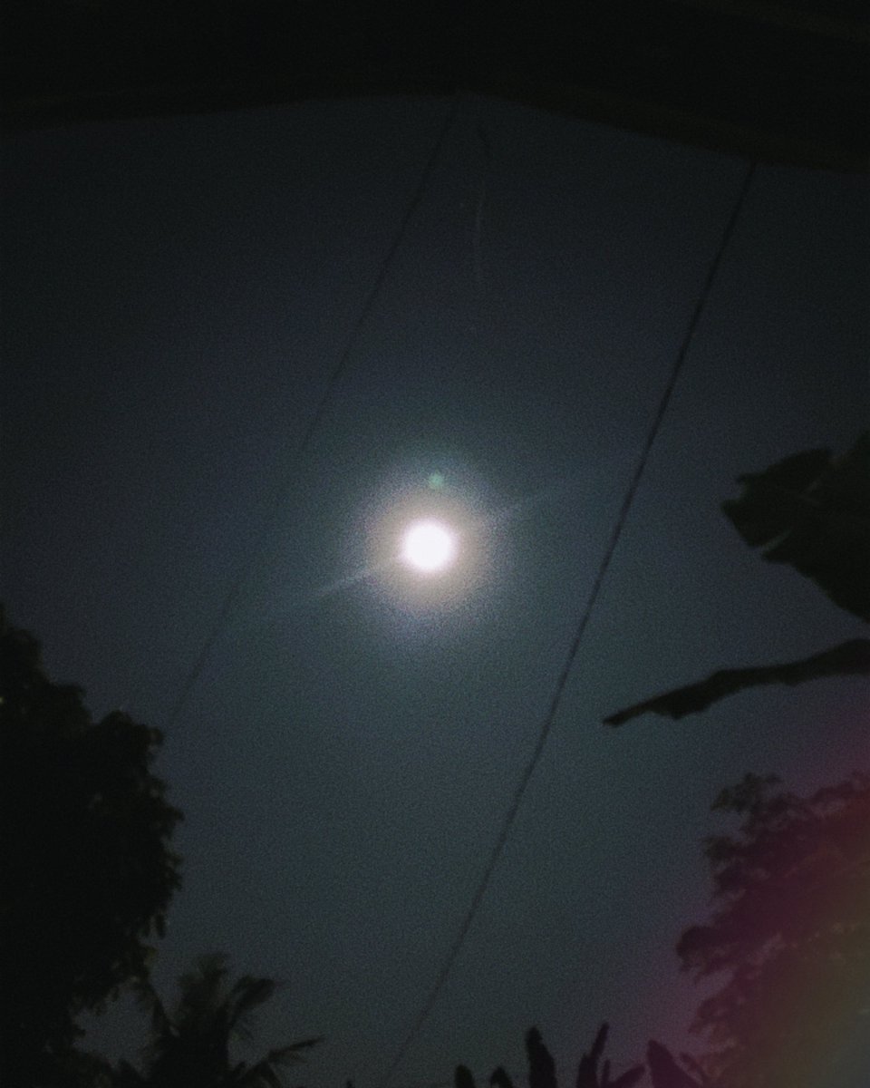thisisthez's tweet photo. the moon tonight..🌕 https://t.co/PeQ4OZnm2F
