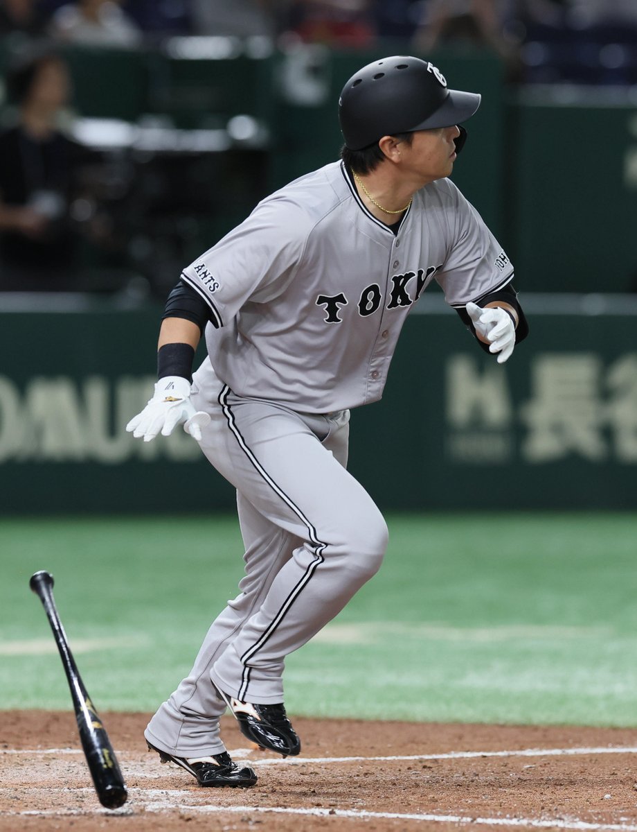 sanspo_giants's tweet photo. 【🔥#熱闘撮って出し🔥】
九回2死一、二塁から代打 #長野久義 選手が左中間へ2点二塁打。通算1499安打としました（撮影・長尾みなみ、佐藤徳昭）

#ジャイアンツ #giants #巨人 #サンスポ https://t.co/2zy2x9myRE