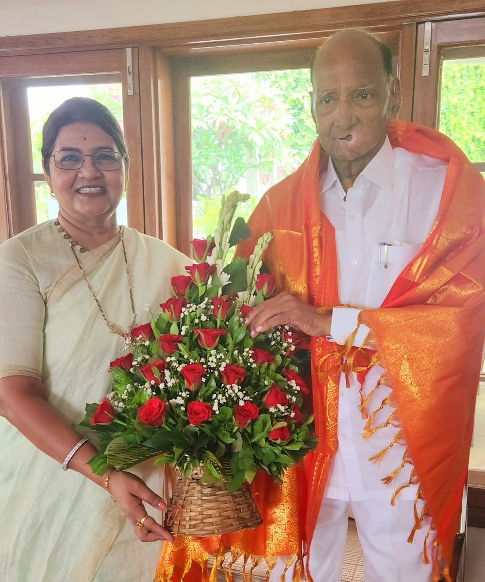 MaharashtraPMC's tweet photo. आज महाराष्ट्र प्रदेश महिला काँग्रेस अध्यक्षा @SandhyaINC ताई यांनी राष्ट्रवादीचे नेते, अध्यक्ष आदरणीय शरद पवार साहेब यांची सदिच्छा भेट घेतली, खासदार अमोल कोल्हे जी, सुप्रिया ताई सुळे यांची भेट घेवून सुभेच्छा दिल्या, 🌹 https://t.co/uYtN8BMmEs