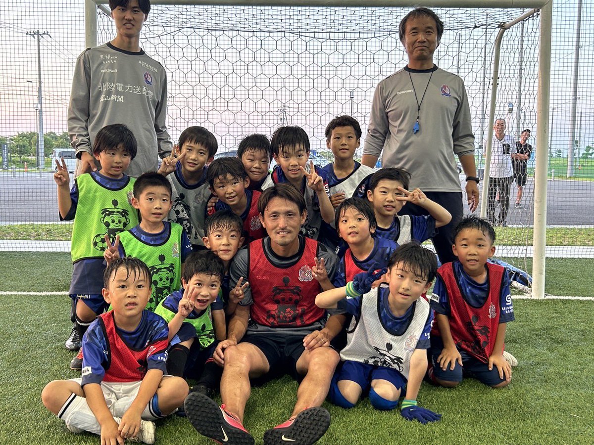 今日久しぶりにカターレ富山のスクールに行ってきました。元気いっぱいの子供達と一緒にサッカーをしてすごく楽しかったです。
また、遊びにいきたいと思います。