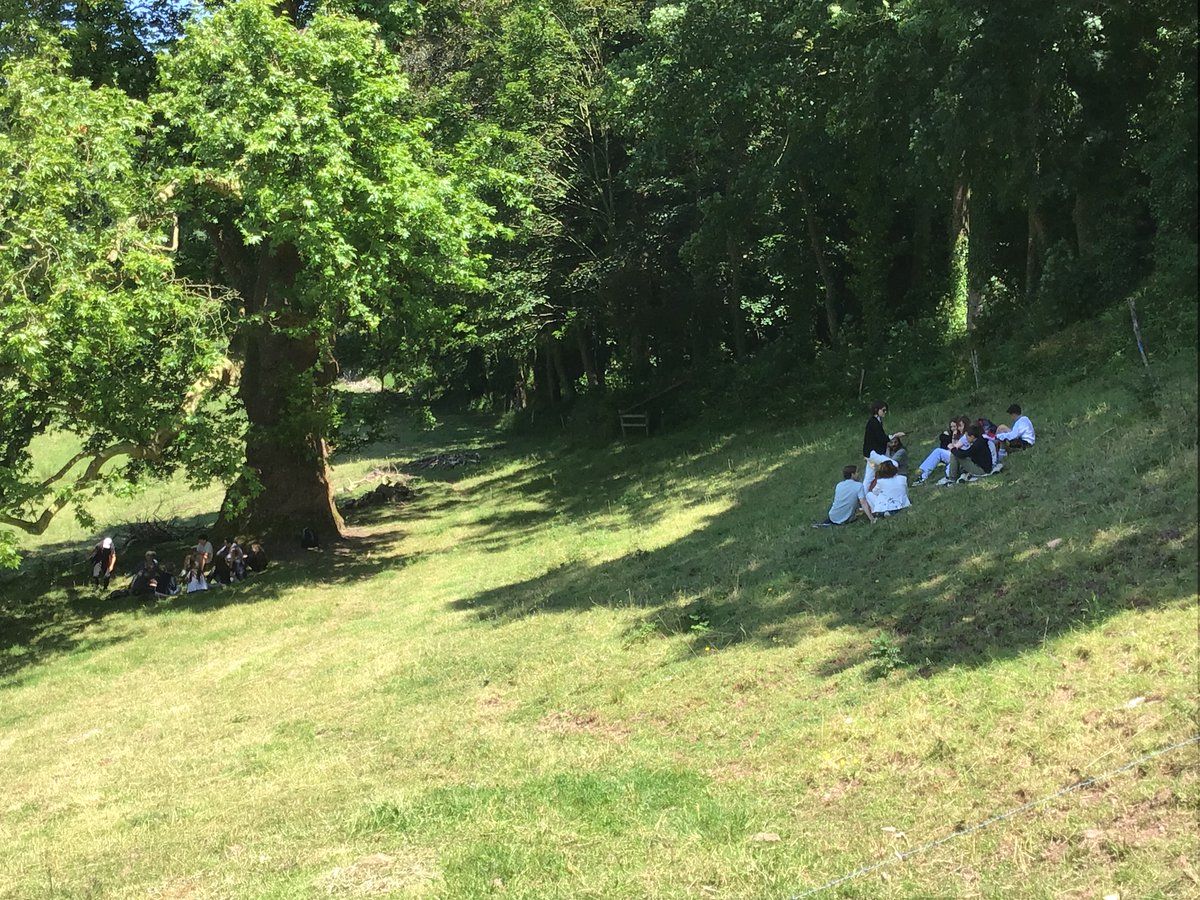 #PEAC Après un atelier philo hier avec Emmanuelle Soler pour les 4e2, tous les 4e du <a href="/collegecerisy/">Collège Anne Heurgon-Desjardins</a> ont participé aujourd’hui au #colloque du #CCIC sur  «L’enfance de demain entre le vivant et le virtuel» : #débats sous les arbres avec les colloquants <a href="/daac_normandie/">DAAC-Normandie</a> <a href="/LaManche50/">Département de la Manche</a>