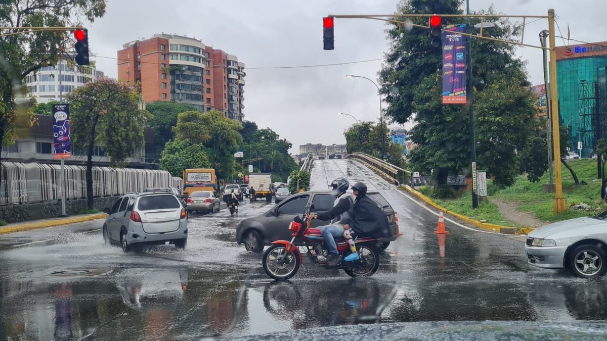 ⚠️ Atención - Tránsito restringido en el Elevado de Bello Monte por humedad en las capas de rodamiento. 9:40 AM #TrafficCenter

📷Cortesía.