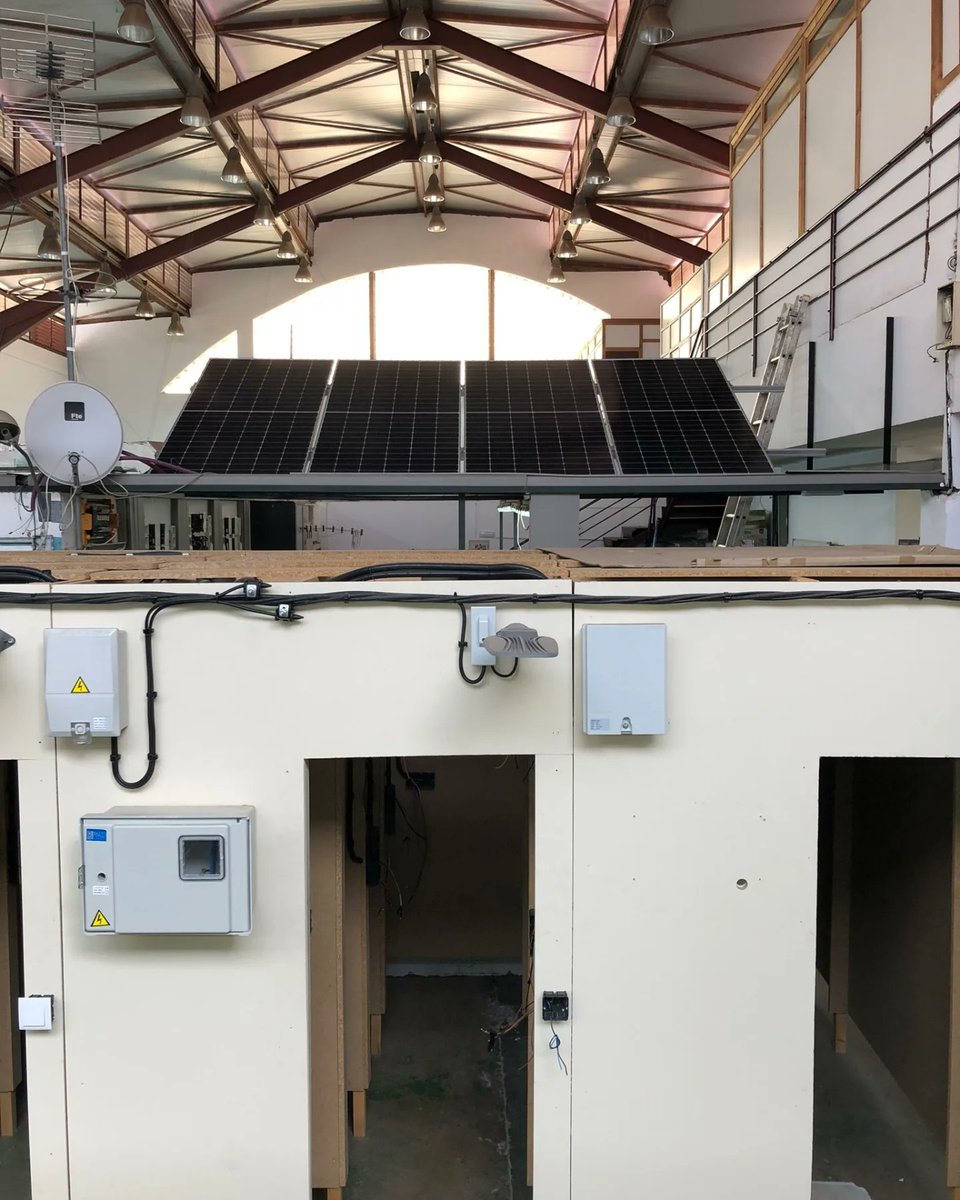 IESARRABAL's tweet photo. Hoy los alumnos de 2° de grado medio de electricidad han finalizado el montaje de la estructura y de las nuevas placas fotovoltaicas para las prácticas del módulo de instalaciones fotovoltaicas https://t.co/SJDJ5dAs1a