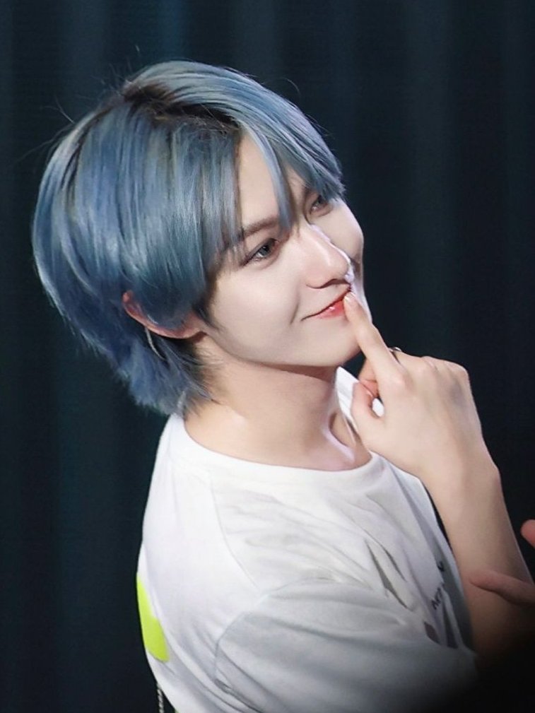 renjuniejunjun's tweet photo. renjun blue hair 💙

front                               back https://t.co/lpSQzJxcZE
