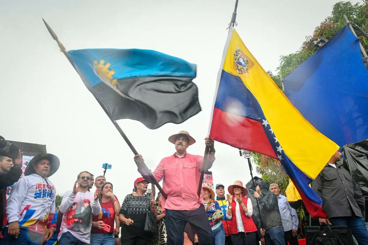 Nahumfernandezm's tweet photo. Ha sido impresionante la infinita muestra de amor del pueblo del municipio Maracaibo hacia el presidente @NicolasMaduro. La fuerza chavista ha dicho: ¡presente  y han reconocido el gran esfuerzo de nuestro Líder Obrero en su lucha contra las sanciones y el bloqueo estadounidense https://t.co/SGt1VHqQcV