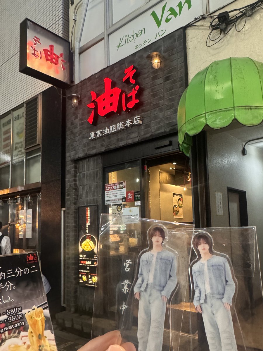u_big_k's tweet photo. 久々にオンニとお泊まり🫶東京来てくれて嬉しい☺️
最初はくじのあるセブンイレブンを探すのを手伝っていただけだったけれど、楽しそうすぎて一緒に引いてしまった🤦‍♀️💚
2人とも無事ケイくんげっと❤️‍🔥 https://t.co/N3gj8HQBbQ
