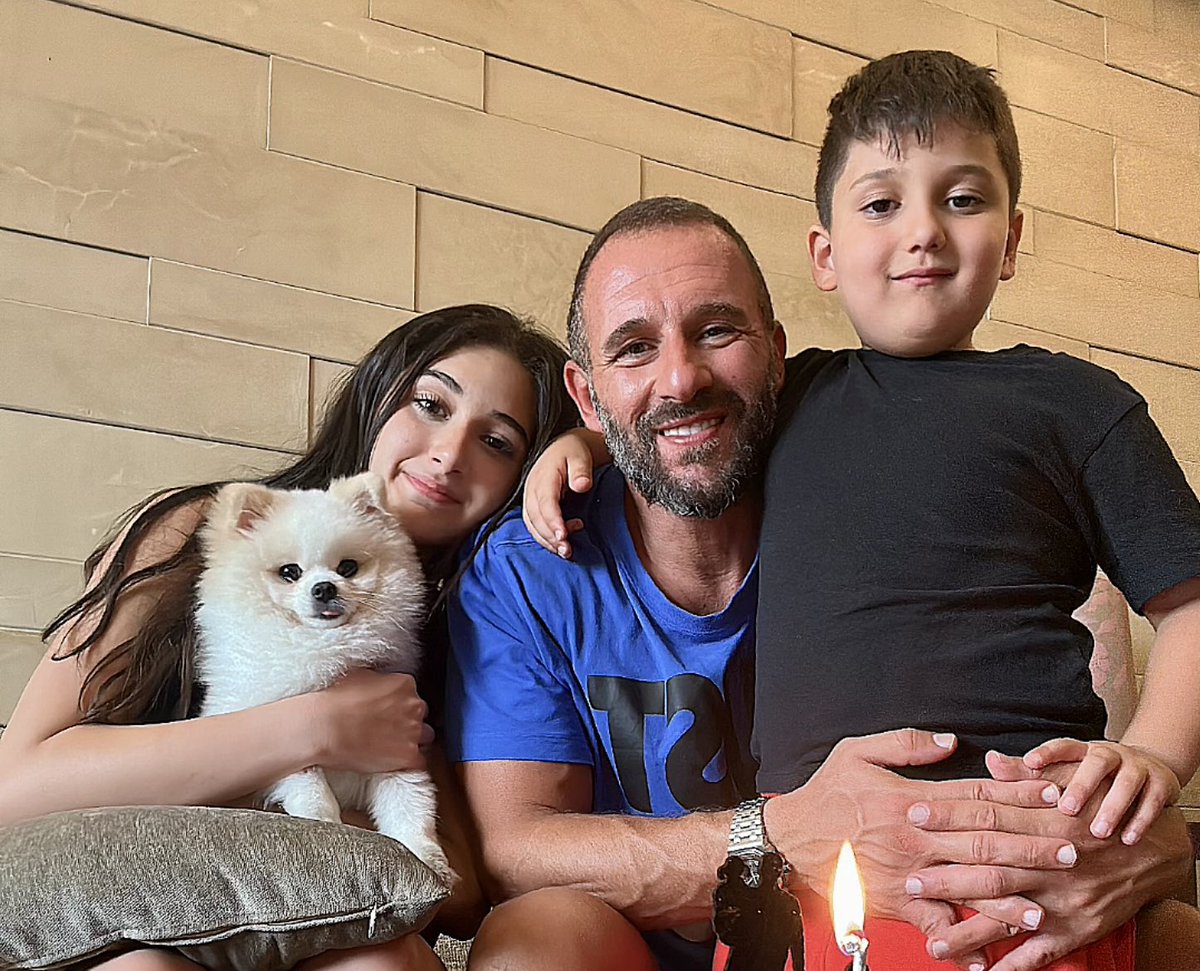 CyrineAbdlNour's tweet photo. الله يعطي الصحة لكل أب ويضل جامع عائلته حواليه
ويحميلي والدي من كل مرض 🙏
ويخليلنا ياك حبيبي تتضلك حاضن ولادك كل العمر 💙
@farid_rahme 
#FathersDay
#عيد_الأب https://t.co/OQu6WYrqrq