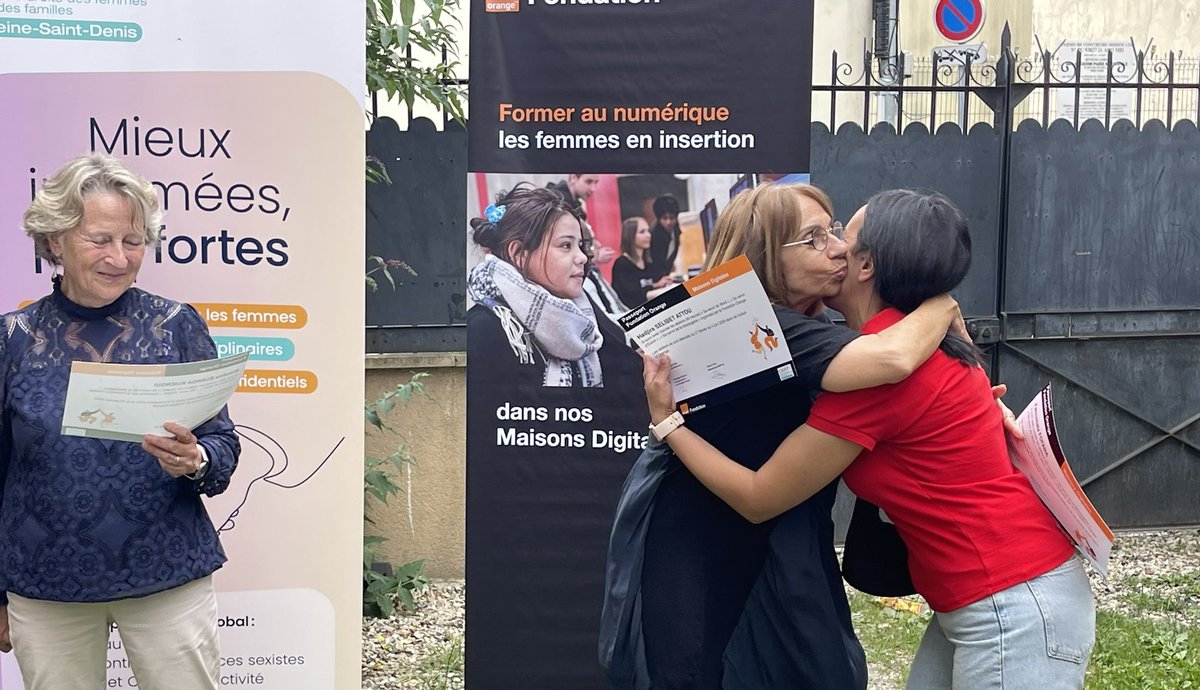 Diane LARUE-NICOUE (@dnicoue) on Twitter photo Des rires, des pleurs… beaucoup d’émotions au <a href="/CIDFF_/">Fédération nationale des CIDFF</a> du 93 lors de la remise des passeports digitaux aux femmes formées au numérique par <a href="/OrangeSolidariT/">Orange Solidarité</a>. Bravo pour votre assiduité et votre détermination Mesdames
👏🏾👏🏾👏🏾
💻 Programme #MaisonDigitale de la
<a href="/FondationOrange/">FondationOrange</a> Des rires, des pleurs… beaucoup d’émotions au <a href="/CIDFF_/">Fédération nationale des CIDFF</a> du 93 lors de la remise des passeports digitaux aux femmes formées au numérique par <a href="/OrangeSolidariT/">Orange Solidarité</a>. Bravo pour votre assiduité et votre détermination Mesdames
👏🏾👏🏾👏🏾
💻 Programme #MaisonDigitale de la
<a href="/FondationOrange/">FondationOrange</a>