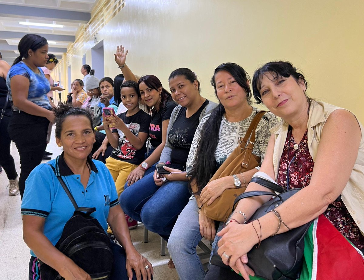 IpasmeOficial's tweet photo. ¡Llegamos a Petare!

Desde la U.E.N. Mariano Picón Salas, más de 15 especialistas atienden a nuestros docentes, personal administrativo, obrero y Cocineras de la Patria, una Jornada de Atención Integral para el bienestar del gremio mirandino.

@NicolasMaduro
#DeLaManoConMaduro https://t.co/65FfXxBqhY