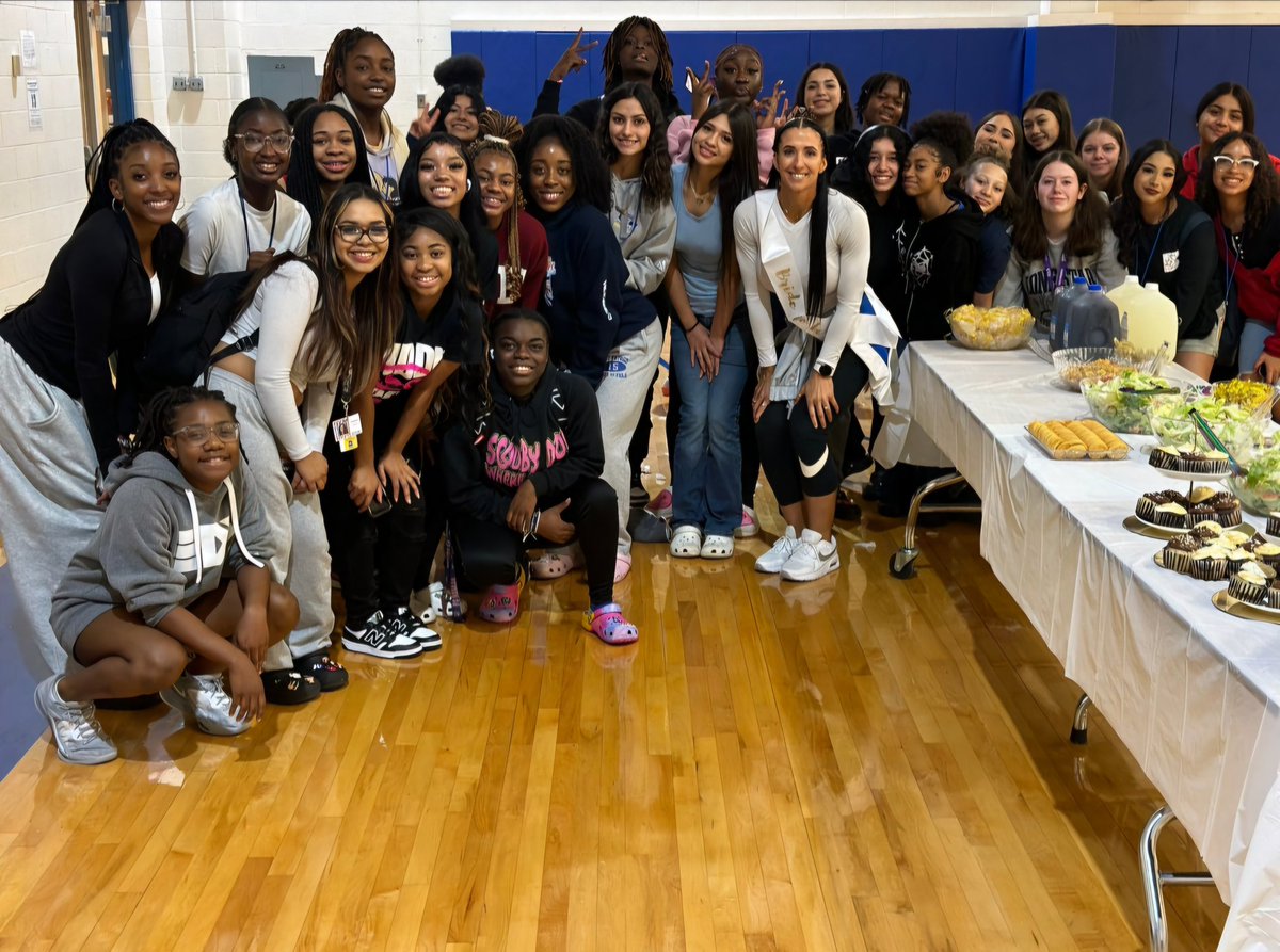 I am sure going to miss yall. THE BEST people I have ever met seriously 💙💙 #BestVIEWintown