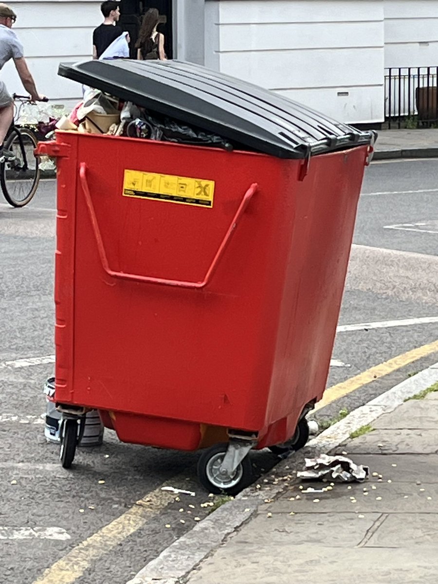 Geoff3Neilly's tweet image. The stench and the flies coming from the rotten food in the bins outside the Callabash restaurant, Stockwell street in Greenwich is atrocious! How can you run a food business with that outside. Yuk!