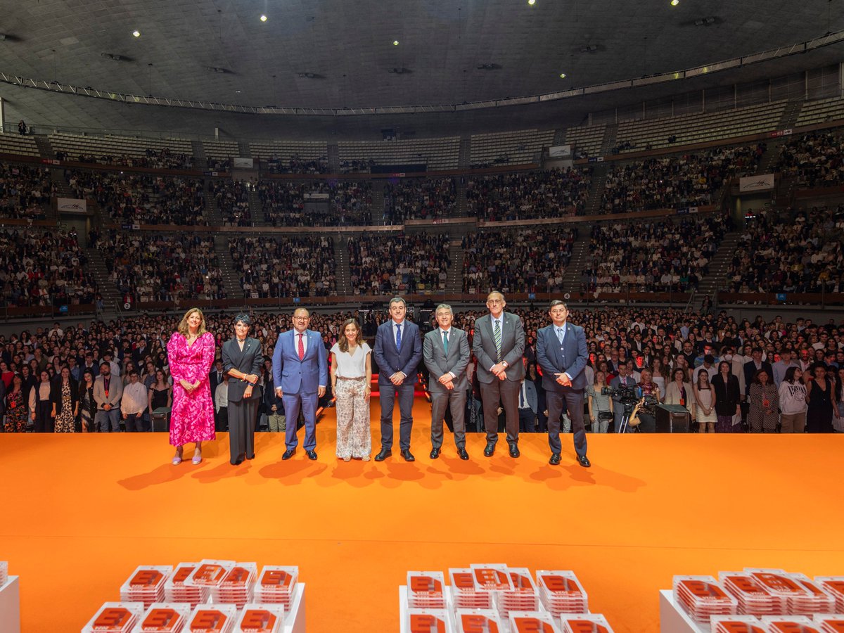 UDC_gal's tweet photo. 4.000 persoas reúnense na Coruña na #MEGABAU, a homenaxe ao milleiro de estudantes con mellor expediente nas #ABAU 2024. Un acto festivo organizado pola #UDC en colaboración coa @UniversidadeUSC, a @uvigo e a @Xunta.
https://t.co/EMJCARTupW #SonMega
#MEGABAU2024 #MEGABAU24 https://t.co/yxPBCNhv0O