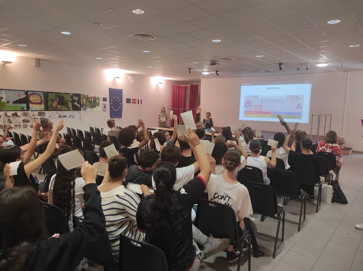 Présentation de la mobilité Nomade Erasmus+ à Valencia, au collège de la Marquisanne par les élèves "Cordées de la réussite Dumont d'Urville" de 3° du collège Peiresc.
#NOMADE
#ERASMUS
#DRAREIC_PACA
#EDUCATION_PRIORITAIRE
#CORDEES_DE_LA_REUSSITE
#EGALITE_DES_CHANCES