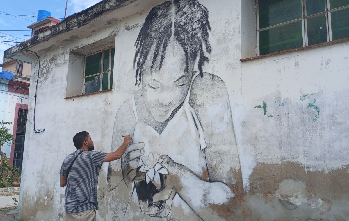 GHNordelo5's tweet photo. Los vecinos trabajaron día y noche para quitar el basurero y sembrar plantas. El artista @maisellopez donó su arte, y el proyecto #PereiraDeVerde cobra vida en el barrio Zaldo, del Cerro. Con un poco de ayuda podrán poner bancos y una acera. #Cuba #CDRCuba #SomosDelBarrio https://t.co/yffyfUwvUx