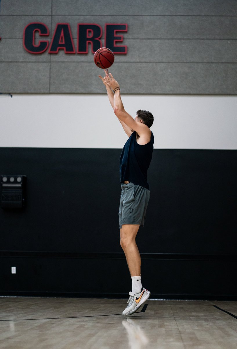 DavidsonMBB's tweet image. Let it fly, big guy 🪽

Good to have you home, @lb7even 🏠