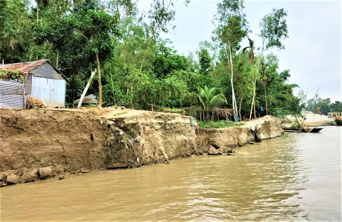 ভাঙন আতঙ্কে টাঙ্গাইলের সাত গ্রামের মানুষ নদীর পানি ক্রমাগত বাড়ছে