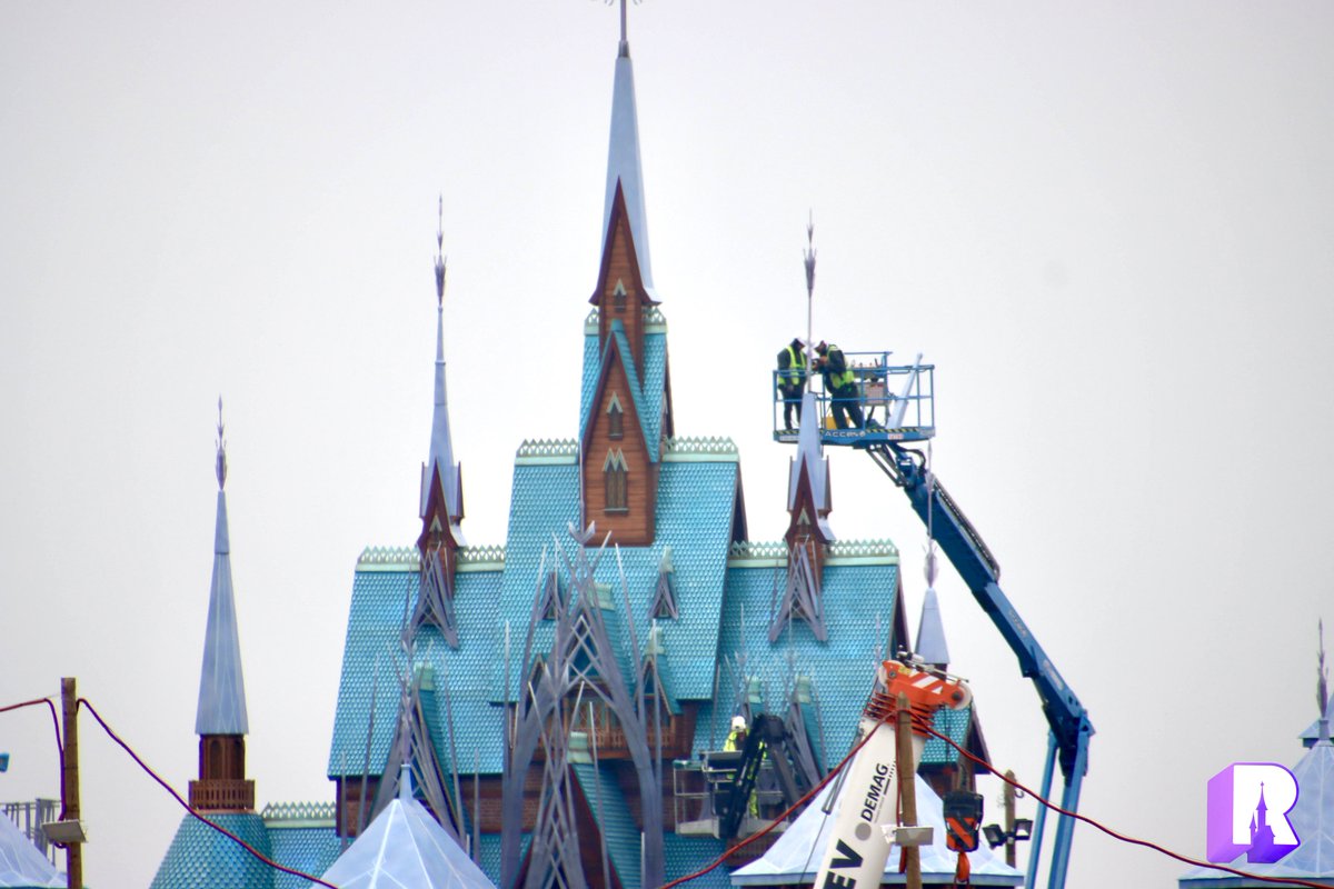DLPReport's tweet photo. 🔧 Today at World of Frozen, additional turrets and theming elements are being installed on Arendelle Castle: https://t.co/OCSSgQhPvl