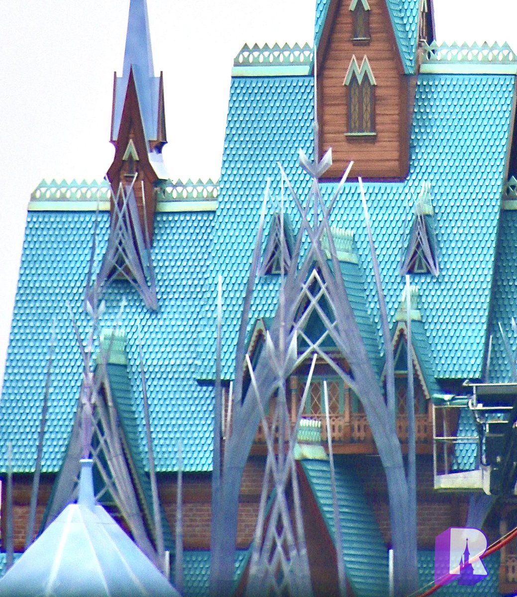 DLPReport's tweet photo. 🔧 Today at World of Frozen, additional turrets and theming elements are being installed on Arendelle Castle: https://t.co/OCSSgQhPvl