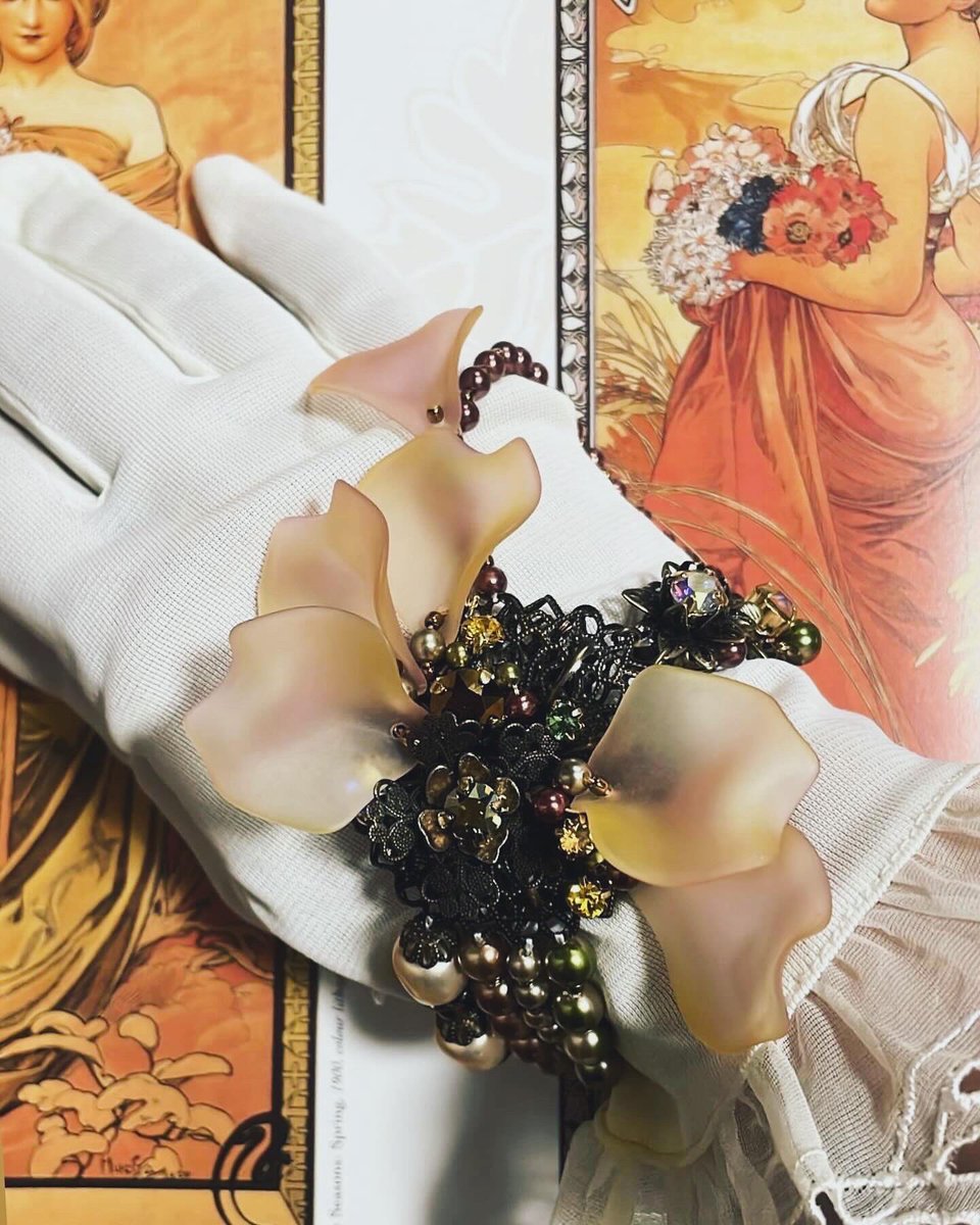 mozuho's tweet photo. ミュシャの絵に憧れて、、、💎wedding photo👰‍♀️💐にいかがでしょうか？？
花びらが舞い祝福ムード溢れるコスチュームジュエリーに仕立てたつもりです🪡 https://t.co/NxBBag9cpq